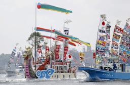 　「塩釜みなと祭」で大漁旗などを掲げた船を従え、日本三景・松島のある湾内を巡る御座船（中央）＝１５日午後