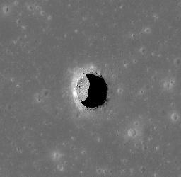 　月の「静かの海」に開いた穴。米周回衛星ルナ・リコネサンス・オービターが撮影（ＮＡＳＡなど提供・共同）