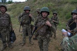 　ウクライナ・ハリコフ州で軍事訓練をするウクライナ軍兵士ら＝６月５日（アナトリア通信提供・ゲッティ＝共同）