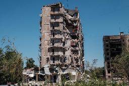　ロシア軍の攻撃で損壊した建物＝７日、ウクライナ東部トレツク（ゲッティ＝共同）