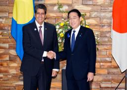 　パラオのウィップス大統領（左）と握手する岸田首相＝１７日午前、首相官邸
