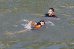 　パリ五輪でトライアスロンのスイムなどが行われるセーヌ川で泳ぐ、パリのイダルゴ市長（下）と大会組織委員会のエスタンゲ会長＝１７日、パリ（共同）