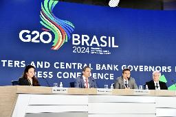 　４月、Ｇ２０財務相・中央銀行総裁会議の閉幕後に記者会見するブラジル中央銀行総裁（右から２人目）ら＝米ワシントン（共同）