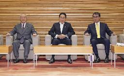 　９日、閣議に臨む（左から）鈴木財務相、岸田首相、河野デジタル相＝首相官邸