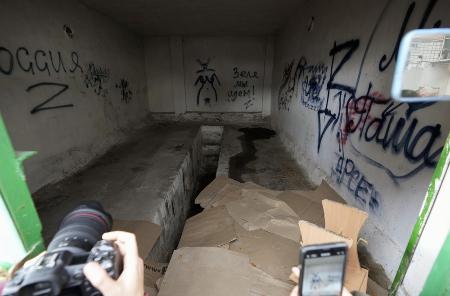　ウクライナ南部ヘルソン郊外で、ロシア軍が拷問に使った拘置所の車庫。奥の壁には「ゼレンスキー、来てやったぜ！」と書かれていた＝２０２２年（共同）