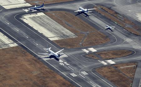 　羽田空港のＣ滑走路（左）での離陸に向け待機する航空機＝１月