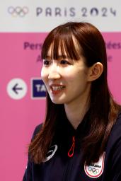 　シャルル・ドゴール空港に到着し、取材に応じるパリ五輪卓球女子日本代表の早田ひな＝１８日、パリ郊外（共同）