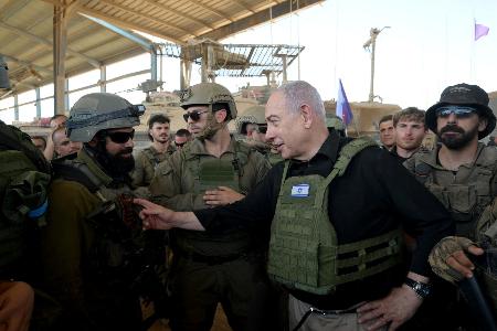 　１８日、パレスチナ自治区ガザ最南部ラファのイスラエル軍を訪問した同国のネタニヤフ首相（ロイター＝共同）
