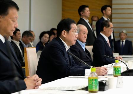 　経済財政諮問会議であいさつする岸田首相（左から２人目）＝１９日午前、首相官邸