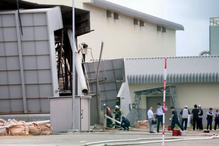 　爆発によって損壊したとみられる石狩新港バイオマス発電所の建物＝１９日午前、北海道石狩市