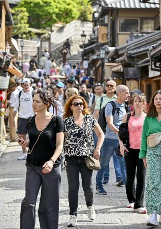 　京都・清水寺周辺を散策する外国人観光客ら＝４月