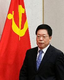 　記者会見に臨む中国共産党中央財経委員会弁公室の韓文秀副主任＝１９日、北京（共同）