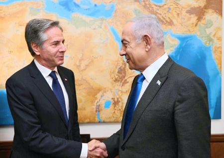 　５月、イスラエルのネタニヤフ首相（右）と握手するブリンケン米国務長官＝エルサレム（イスラエル政府提供・共同）