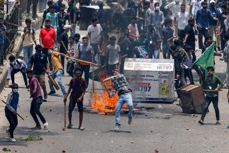 　１８日、バングラデシュ・ダッカで治安当局と衝突するデモ隊（ロイター＝共同）