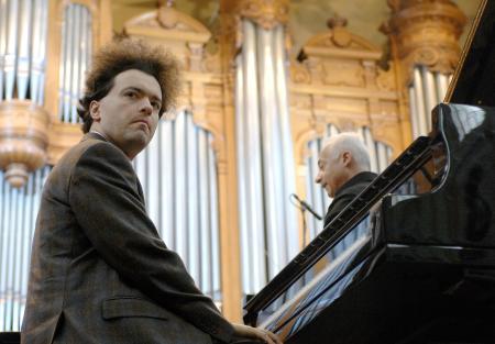　モスクワで、コンサートのリハーサルで演奏するロシアのピアニスト、エフゲニー・キーシン氏（左）＝２００９年５月（タス＝共同）