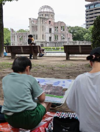 　被爆した建物を描く写生大会で原爆ドームを描く児童＝２０日午後、広島市