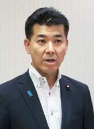 　岡山県総社市で記者団の取材に応じる立憲民主党の泉代表＝２１日午後