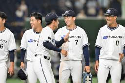 　ＪＦＥ西日本に勝利し、喜ぶＳＵＢＡＲＵナイン＝東京ドーム