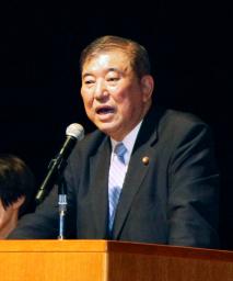 　国政報告会で講演する自民党の石破元幹事長＝２１日午後、鳥取市