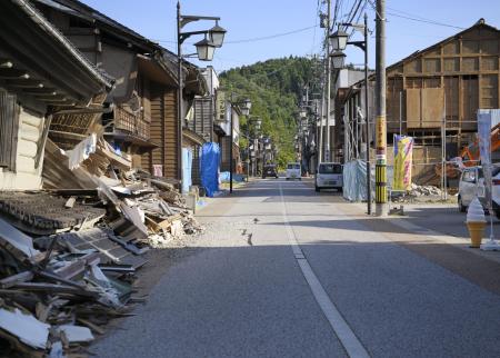 　地震で被害を受けた石川県輪島市の商店街＝６月