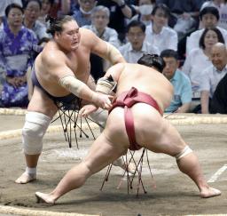 　照ノ富士（左）が上手出し投げで大栄翔を下す＝ドルフィンズアリーナ