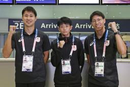 　シャルル・ドゴール空港に到着し、写真に納まるパリ五輪陸上日本代表の（左から）飯塚翔太、佐藤拳太郎、佐藤風雅＝２２日、パリ郊外（共同）