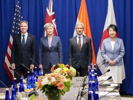 　昨年９月に米ニューヨークで開かれた「クアッド」の外相会合。（左から）ブリンケン米国務長官、オーストラリアのウォン外相、インドのジャイシャンカル外相、上川外相（外務省提供）
