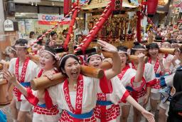 　天神橋筋商店街で行われた「ギャルみこし」＝２３日午後、大阪市北区