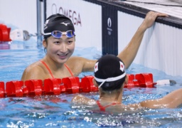 　練習中、青木玲緒樹（手前）と言葉を交わす競泳女子の池江璃花子＝パリ郊外（共同）