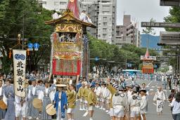 　祇園祭・後祭の「山鉾巡行」＝２４日午前、京都市中京区