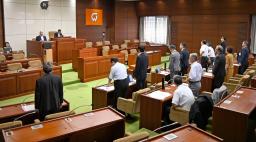 　佐藤貴久町議の辞職勧告決議を賛成多数で可決した宮城県大河原町議会＝２４日午前