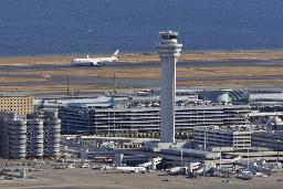 　羽田空港のＣ滑走路（奥）と管制塔＝１月