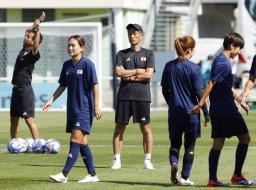 　サッカー女子１次リーグのスペイン戦に向けた練習を見守る池田監督（中央）＝ナント（共同）