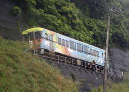 　昨年６月、線路上の土砂に乗り上げ脱線した土佐くろしお鉄道の列車＝高知県黒潮町