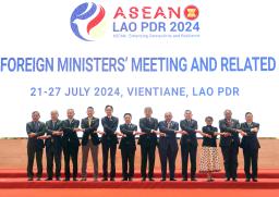 　２５日、ＡＳＥＡＮ外相会議で握手する各国外相ら＝ラオス・ビエンチャン（共同）