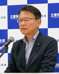 　記者会見する立憲民主党の長妻政調会長＝２５日午前、国会