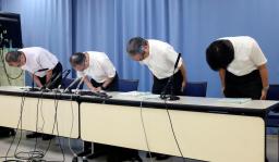 　兵庫県立こども病院で起きた医療事故について謝罪する飯島一誠院長（左から２人目）ら＝２５日午後、神戸市