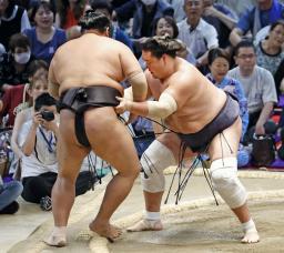 　照ノ富士（右）が寄り切りで阿炎を下す＝ドルフィンズアリーナ