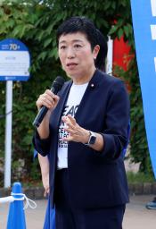 　兵庫県加古川市で街頭演説する立憲民主党の辻元清美代表代行＝２５日午後