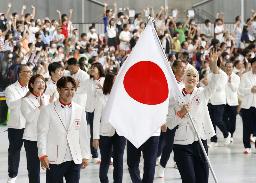 　パリ五輪の壮行会を終え、引き揚げる（前列左から）旗手の半井重幸、江村美咲ら日本選手団＝５日、東京体育館