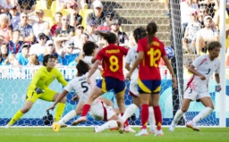 　日本―スペイン　後半、スペインのカルデンテイ（８）に決勝ゴールを決められた日本。左端はＧＫ山下＝ナント（共同）