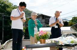 　津久井やまゆり園の「鎮魂のモニュメント」に献花し、手を合わせる元職員の太田顕さん（右）ら＝２６日午前、相模原市