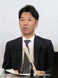 　記者会見で今西貴大被告の保釈を報告する担当弁護士＝２６日午後、大阪市