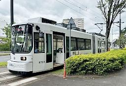 　脱線した熊本市交通局の路面電車＝２６日、熊本市（同市提供）