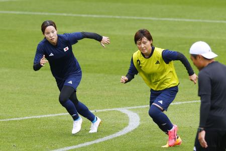 　サッカー女子１次リーグのブラジル戦に向け、調整する北川（左）と林＝ナント（共同）