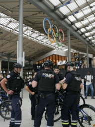 　１００年ぶりの五輪開幕を控え、パリ北駅構内で警戒する警察官。高速列車ＴＧＶの路線網に大規模な破壊行為があった影響で緊張が高まっていた＝２６日、パリ（共同）