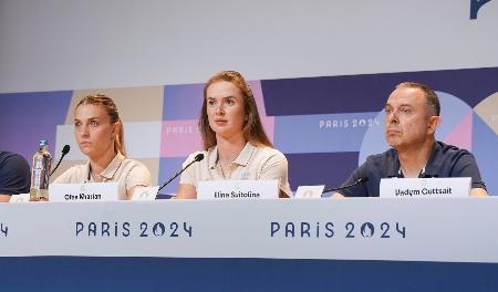 　記者会見するウクライナ・オリンピック委員会のフトツァイト会長（右）。左はフェンシング女子のオリガ・ハルラン、中央はテニス女子のエリナ・スビトリナ＝２６日、パリ（共同）