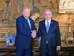 　米南部フロリダ州で会談するトランプ前大統領（左）とイスラエルのネタニヤフ首相＝２６日（Ａｍｏｓ　Ｂｅｎ－Ｇｅｒｓｈｏｍ（ＧＰＯ）提供、共同）