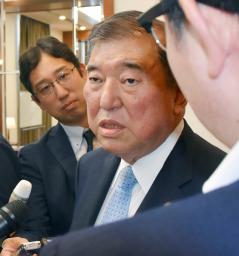 　鳥取県米子市で取材に応じる自民党の石破茂元幹事長＝２７日午後