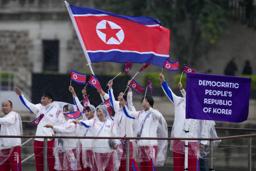 　パリ五輪の開会式で、セーヌ川を船でパレードする北朝鮮の選手団＝２６日、パリ（ＡＰ＝共同）